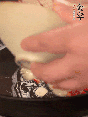 豬油潤鍋，下辣椒、大蒜、火腿片煸香。