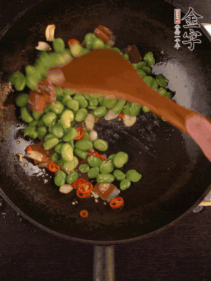 再下蠶豆煸炒，加1勺料酒調(diào)味。