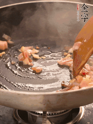 熱油爆香大蒜粒，煸香咸肉丁，淋一勺黃酒調(diào)味。