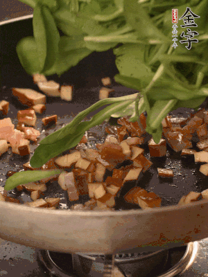 再放香干煸炒，最后放馬蘭頭翻炒至變軟。