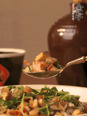 出鍋前嘗味，味淡加點(diǎn)鹽。