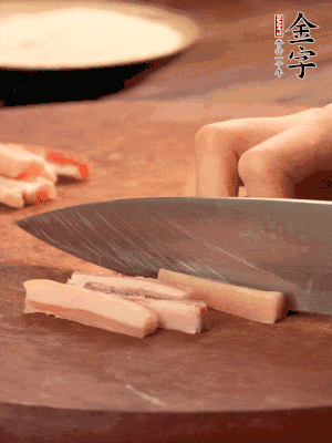 金字淡咸肉切丁。