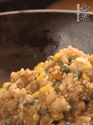 再下糯米，1勺蠔油、2勺生抽調(diào)味翻炒均勻。