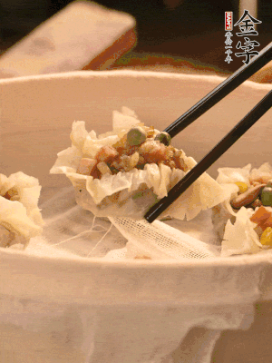 包好的燒賣放在蒸籠上，水開后蒸8分鐘左右。