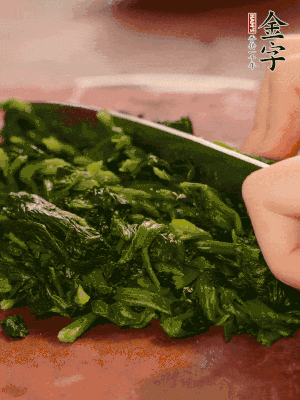洗凈的菠菜加鹽焯水，撈出晾涼后攥干切碎。胡蘿卜切細絲。金字烤腸切園片。