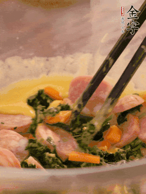 雞蛋、面粉、玉米油攪拌到無顆粒狀態(tài)。再加入菠菜、胡蘿卜、烤腸。少許鹽調(diào)味。