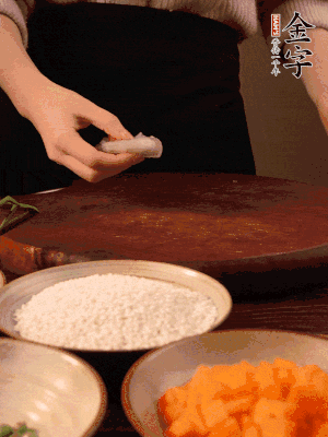 胡蘿卜去皮切丁。蝦仁切小塊。糯米提前浸泡半天。