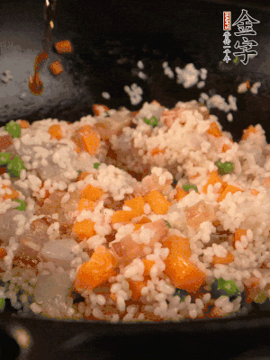 加入糯米翻炒均勻。最后加入蝦仁，用1勺料酒、1勺生抽、1/2勺鹽調(diào)味。