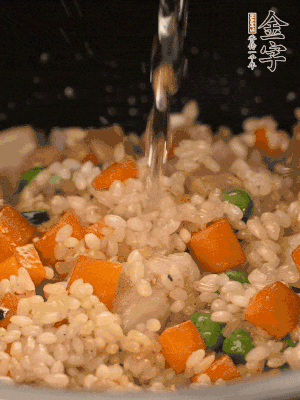 把食材轉(zhuǎn)移到電飯鍋中，倒入點(diǎn)清水，正常煮飯。