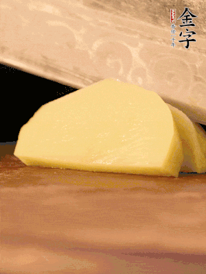 土豆去皮切丁。水開(kāi)后，放入鍋中煮2-3分鐘，撈出瀝干水分。