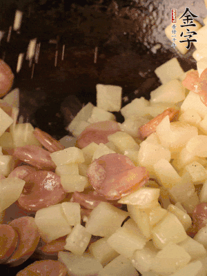 再放烤腸片煎熟。撒點(diǎn)鹽、孜然粉、辣椒面。