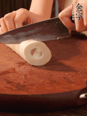 春筍去殼切滾刀塊，焯水備用。