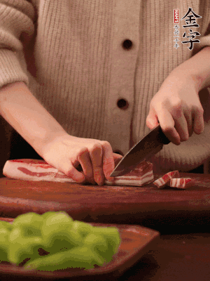 金字淡咸肉切片，冷水入鍋，加姜片、料酒略焯水。同步，五花肉切塊焯水。