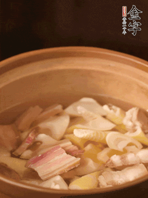 春筍、咸肉、咸肉一起入砂鍋，加姜片、料酒、清水大火煮沸到湯色變白。轉(zhuǎn)小火慢篤半小時(shí)。