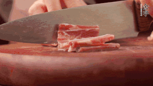 200g金字淡咸肉、100g冬筍、100g香干分別切細(xì)丁。