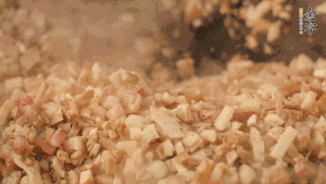 鍋中熱油，依次下食材翻炒，加2勺料酒、少許胡椒粉調(diào)味，撒蔥花攪拌均勻。