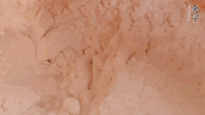 糯米粉中加入溫水，反復(fù)揉成團(tuán)。