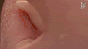 取一小團(tuán)面，用掌心搓成小球狀，從小球中心捏窩，放入餡料，封口后，留出小尾巴。