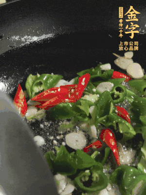 起鍋燒油，加辣椒、蒜片大火翻炒出香味。