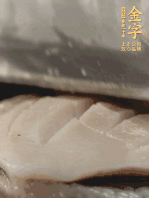 鮑魚用勺子撬出來，去掉內(nèi)臟和牙齒，加面粉、白醋、鹽、啤酒抓一下，清水洗凈，切花刀。