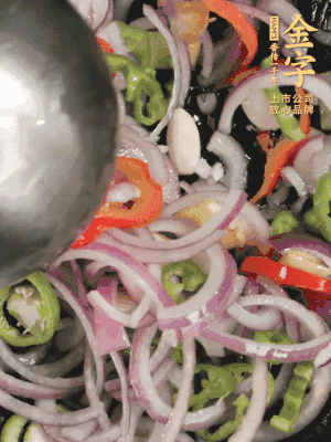 生姜、大蒜、青紅辣椒圈、洋蔥放油鍋煸香。