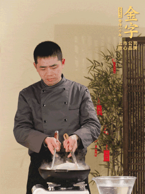 整只土雞冷水下鍋，加蔥姜、料酒焯水，撈出后用溫水清洗干凈。