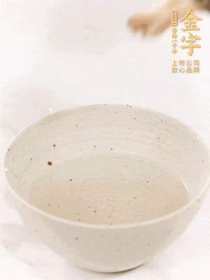 羊肚菌流水洗凈2遍后，溫水泡發(fā)15-20分鐘。