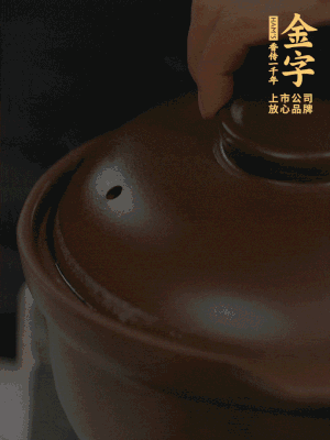 雞、火腿、姜片一起放入砂鍋中，大火轉(zhuǎn)小火燉2小時(shí)。