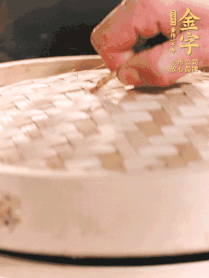 醬鴨半只加姜片、蔥、黃酒上鍋蒸20分鐘。