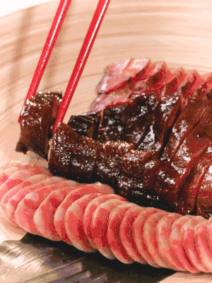 香腸、醬肉適合切片、醬鴨適合切塊。