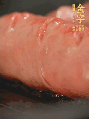 金字烤腸劃花刀，小火慢煎，煎到表皮金黃微焦即可。