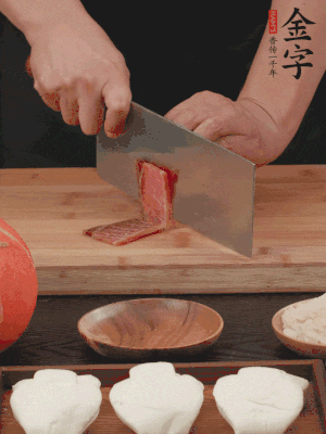 金字火腿上方切薄片。