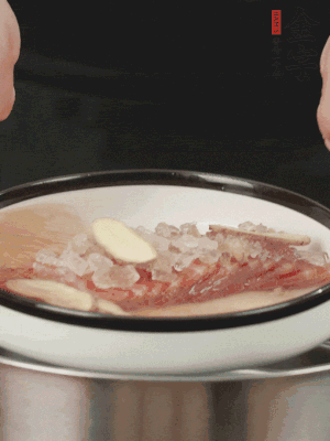 置于盤中，加冰糖100g、黃酒100g、水200g，上鍋蒸20分鐘。