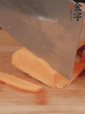 南瓜改刀切片，把蒸好的火腿鋪到南瓜上。