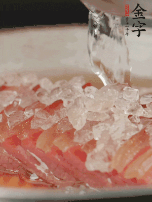 依舊放上冰糖100g、黃酒100g、水200g，鍋中再蒸15分鐘。