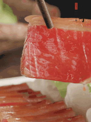 吃的時(shí)候，把薄片火腿放入荷葉夾中就可以了。