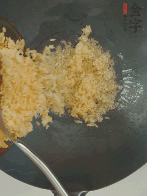 熱油下鍋，邊按壓邊翻炒均勻。