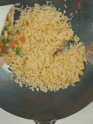 下豌豆粒、胡蘿卜粒、玉米粒。（買現(xiàn)成冷凍的雜菜即可，非常方便）