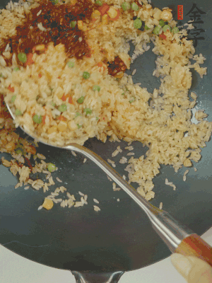 翻炒熟后，加金字火腿XO醬。