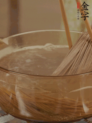 水開(kāi)后下蕎麥面，煮2分鐘后過(guò)涼水備用。