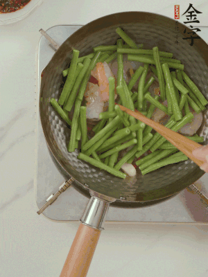 下掰好的缸豆段翻炒，略燜煮。