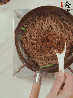 下蕎麥面，淋上少許醬油，加2勺金字火腿大師醬略翻炒即可。