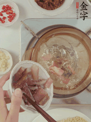 魷魚熱水下鍋，焯水備用。