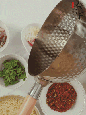 蒜末、小米辣、芝麻淋上熱油。