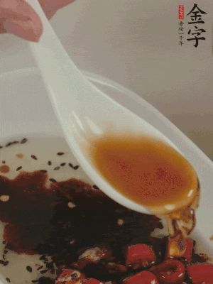 再加2勺生抽、1勺香醋攪拌。