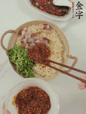 在面上鋪魷魚、香菜、金字火腿大師醬。