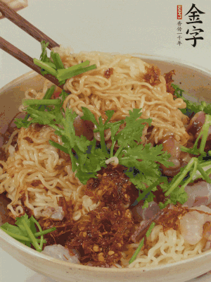 倒上醬汁攪拌均勻即可。