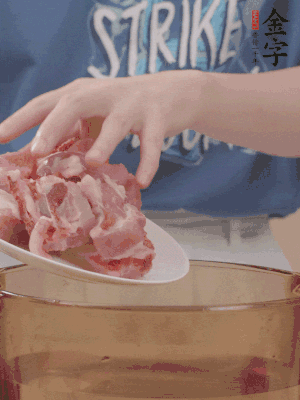 排骨剁小塊，加姜片、料酒沸水下鍋焯水。