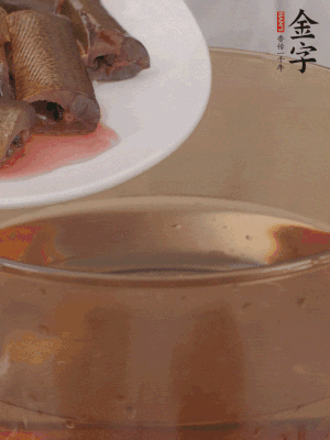 處理干凈的黃鱔段，加姜片、料酒沸水下鍋焯水。撈出用涼水沖洗干凈。