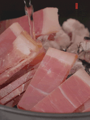 排骨、黃鱔段、金字火腿片放入砂鍋中，加沒過食材的水。